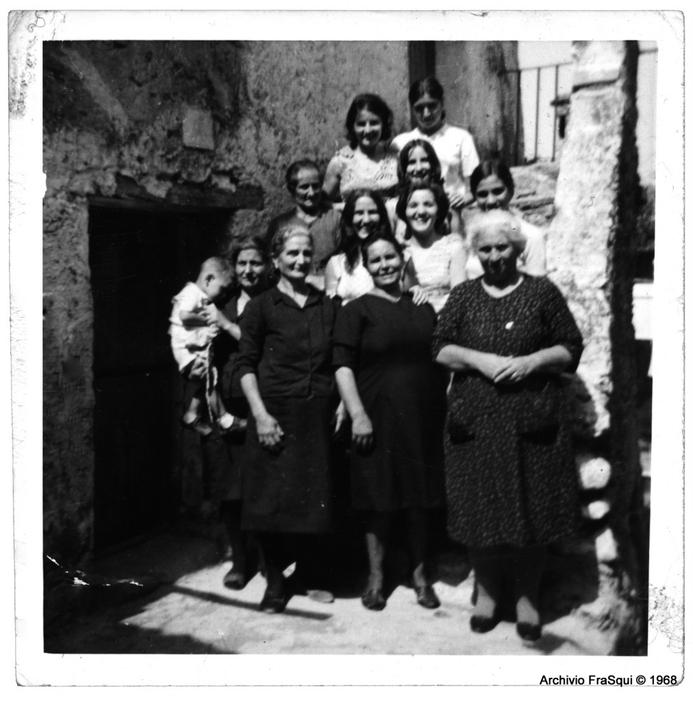 Gruppo donne in Via Ugo Foscolo nel 1968