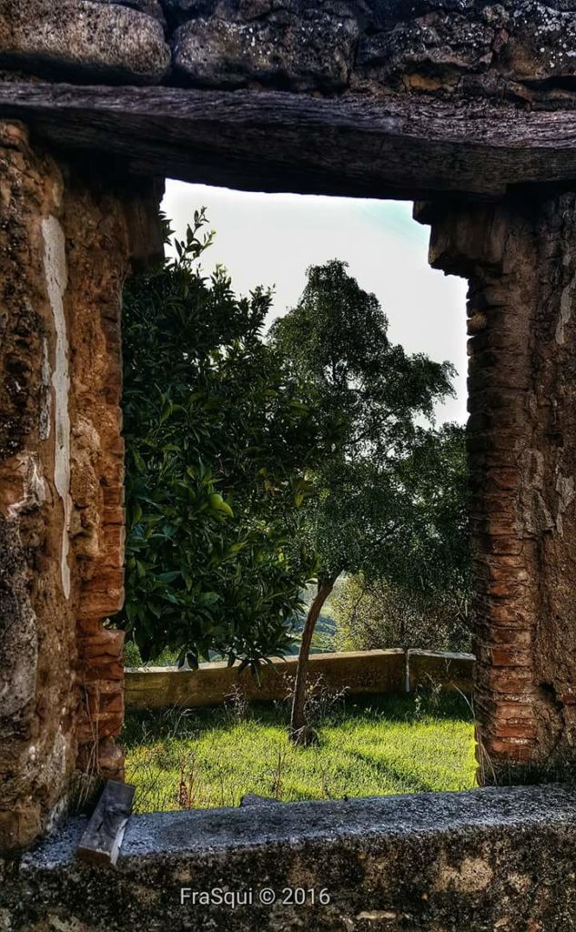 Scorcio dietro la chiesa dell'Immacolata in una casa diroccata accanto al locale ex Scuola Media